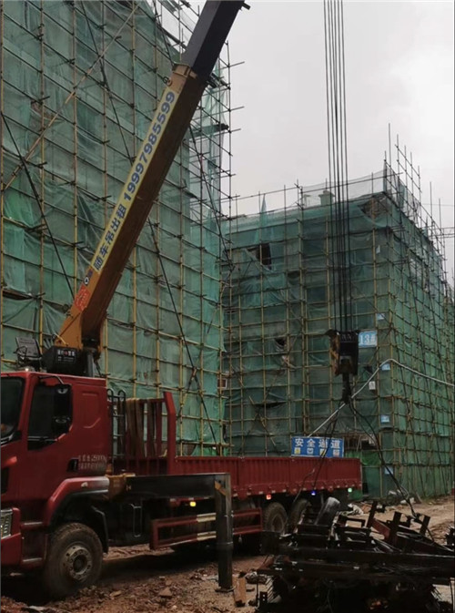 中宁县“慢工细活”—— 吊车的 “微动控制” 技术
